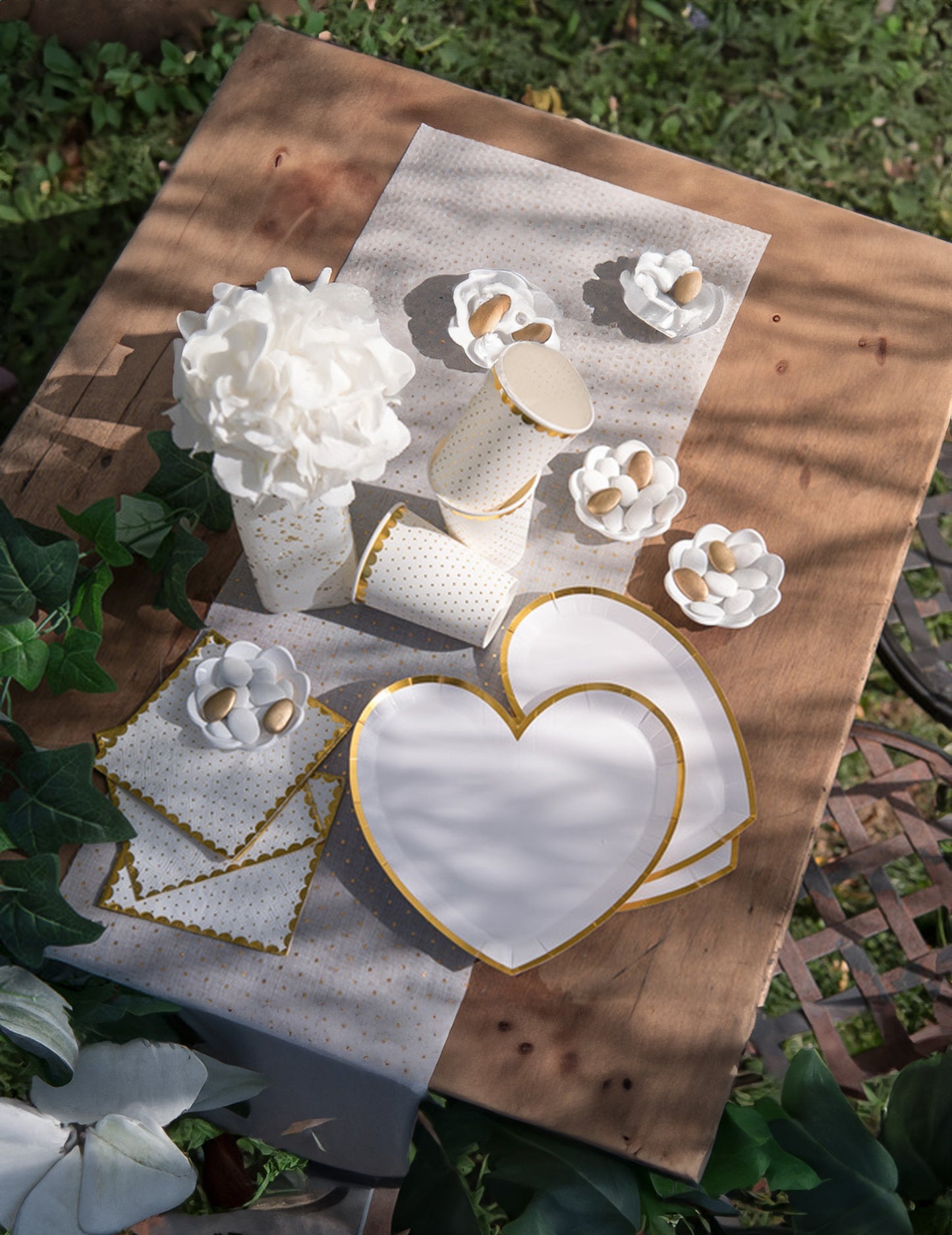 10 assiettes carton cœur blanc et or 22,5 x 20 cm pour baptême et fête