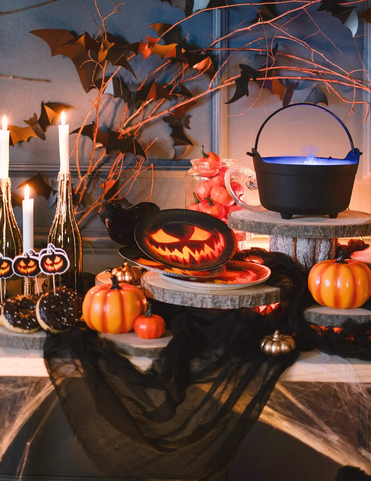 Aranjament pe o masă de halloween cu farfurii de carton dovleac terifiant