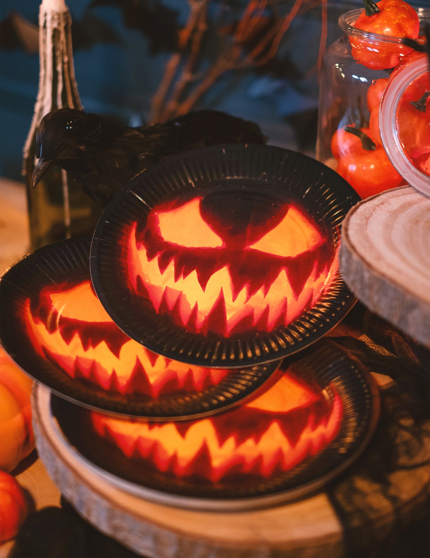 Gros plan sur le motif de l'assiette en carton citrouille terrifiante