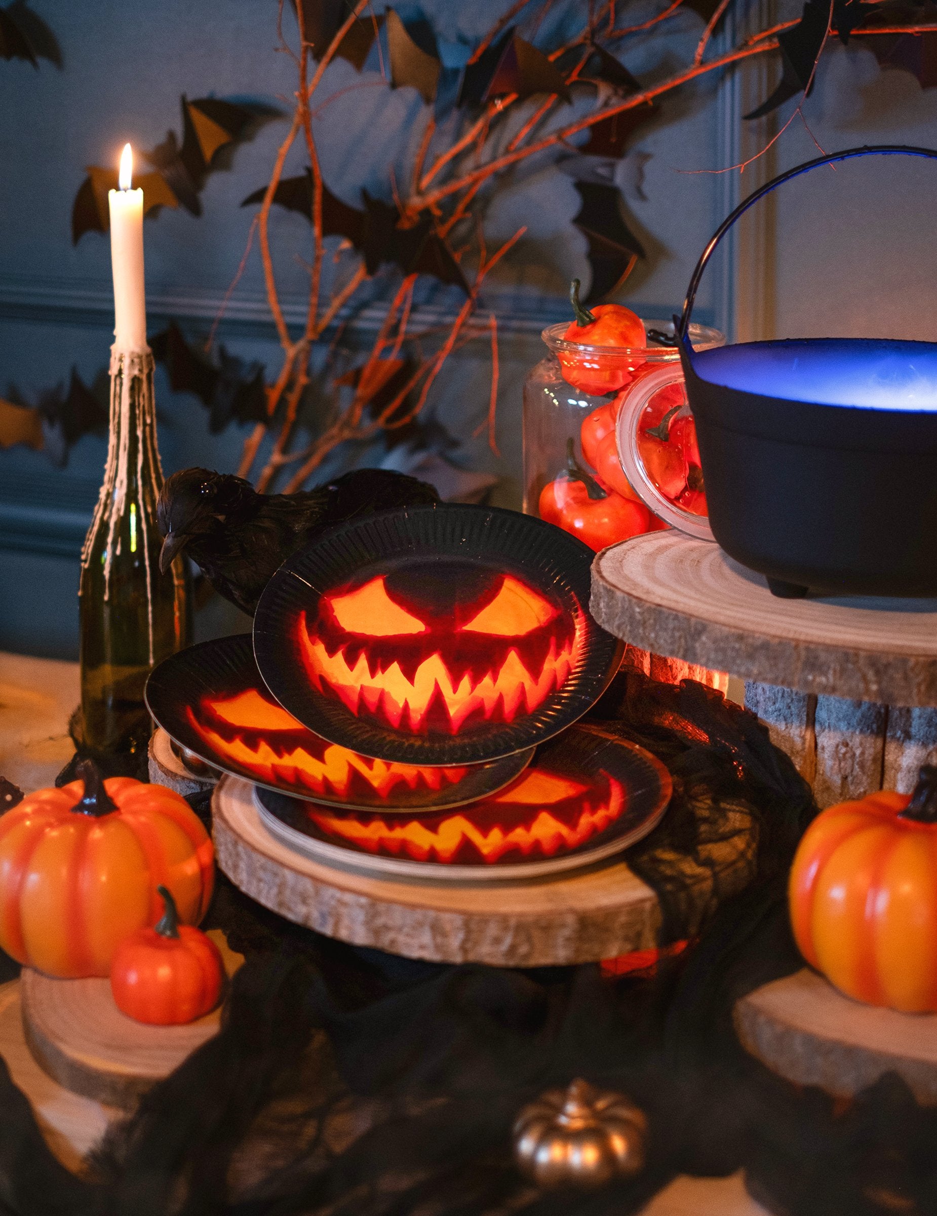 Mise en scène d'Halloween de l'assiette en carton citrouille terrifiante