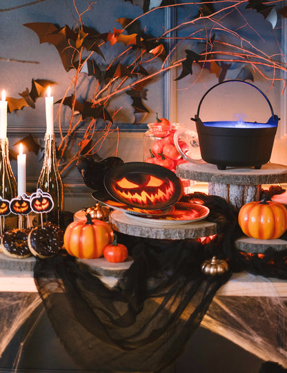 Mise en scène sur une table d'Halloween des assiettes en carton citrouille terrifiante