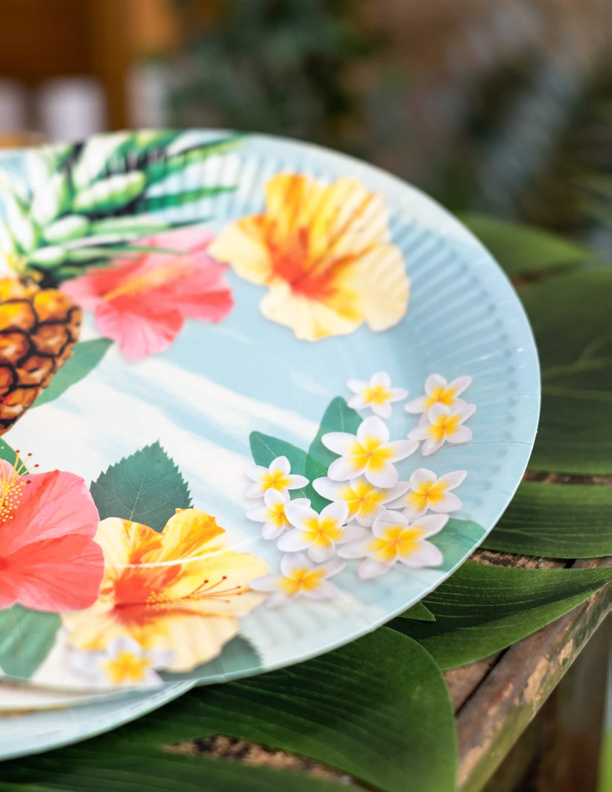 Prim-plan pe motivele florale ale farfurii de carton Hawaii party