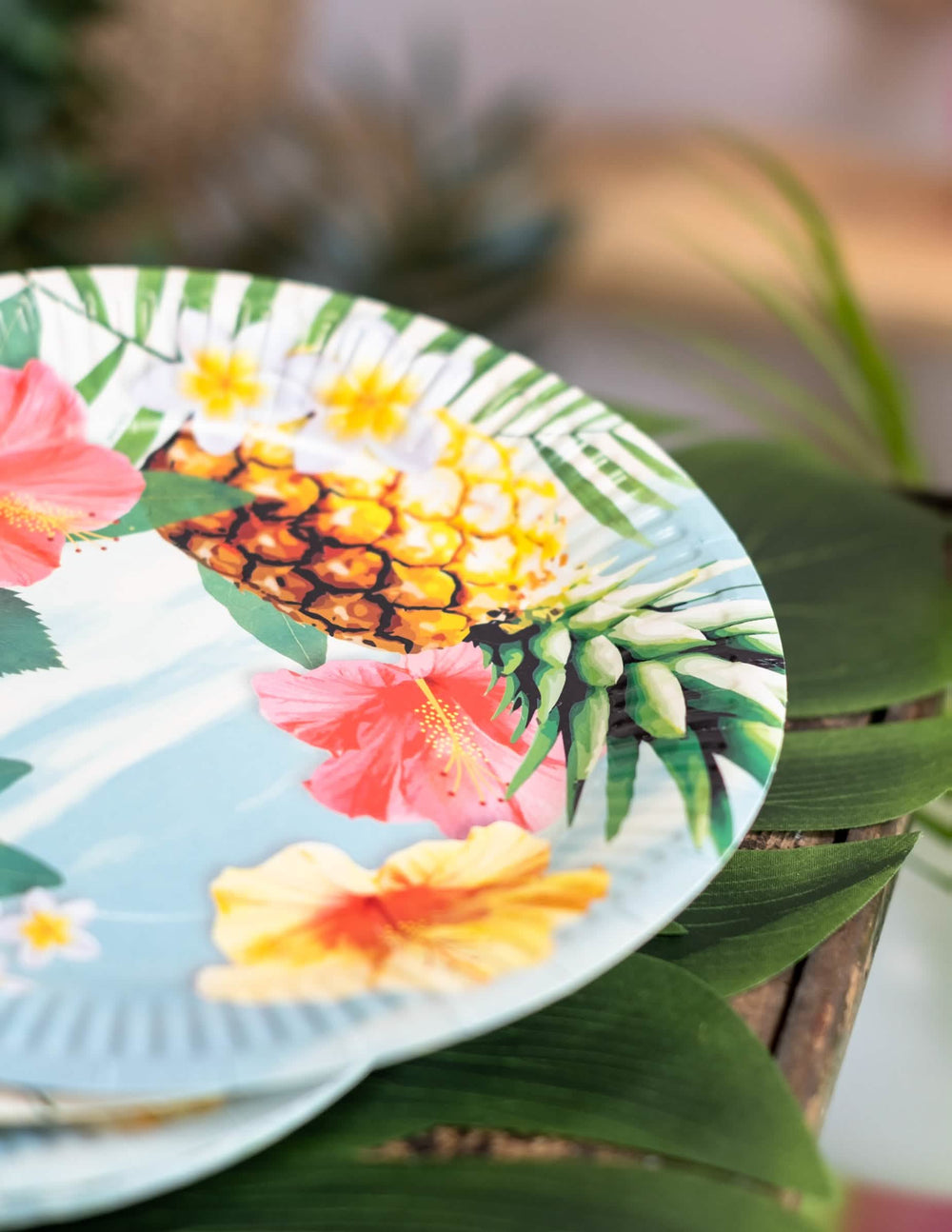 Prim-plan pe motivul ananasului al farfurii de carton Hawaii party