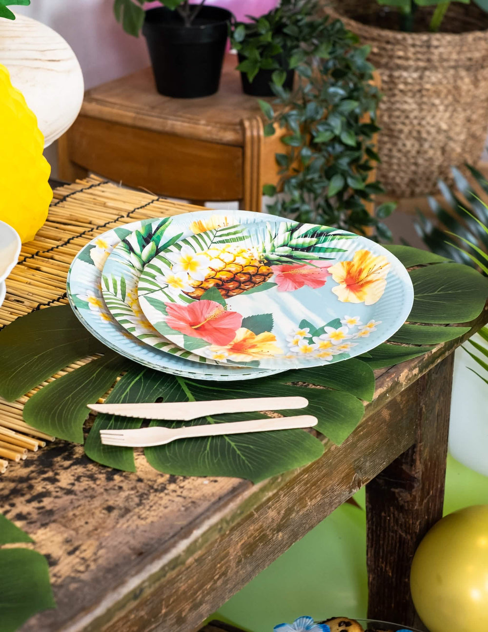 Aranjare pe o masă decorată cu farfurii de carton Hawaii party