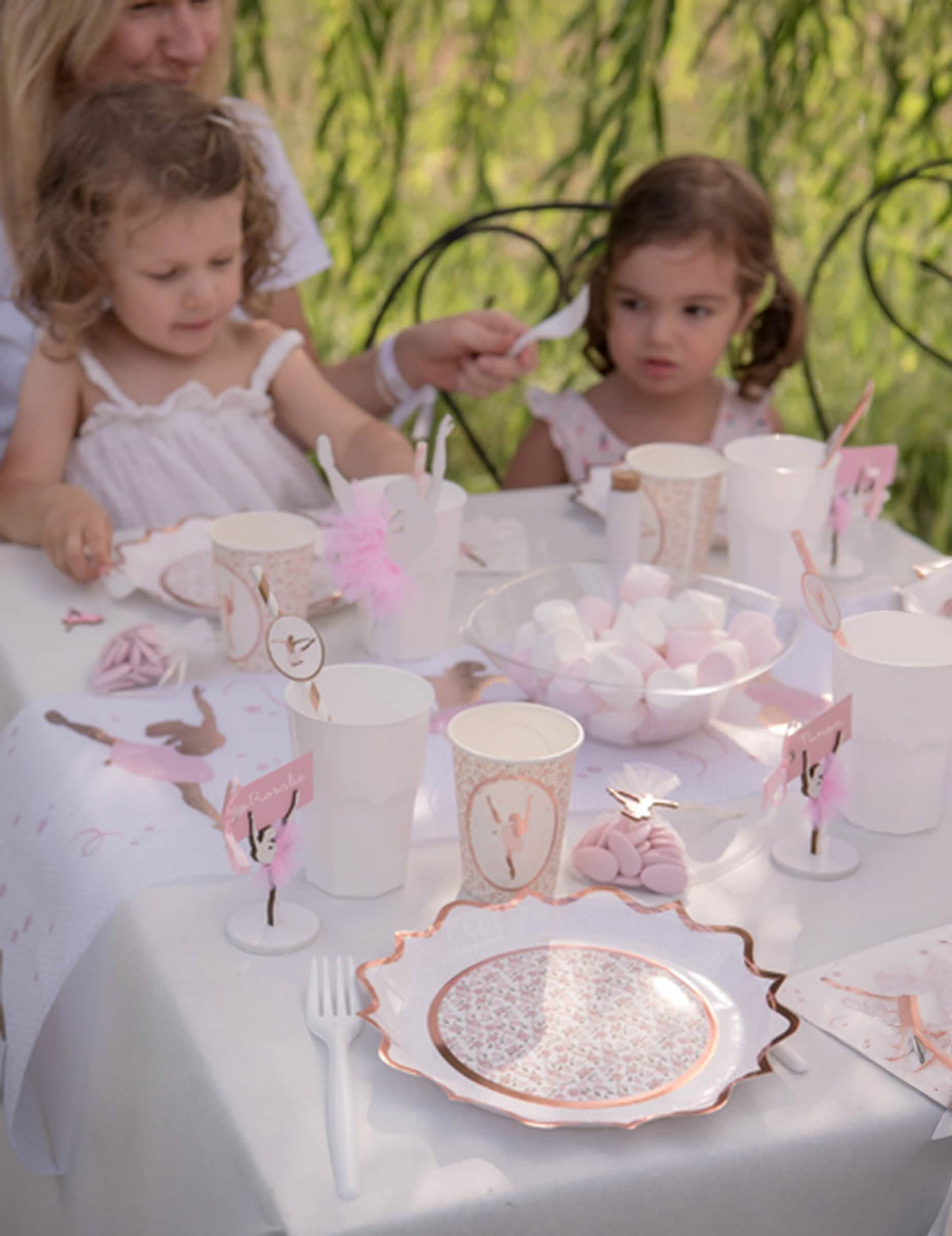 Amenajare pe o masă cu farfurii din carton florale, auriu roz, chic și romantic