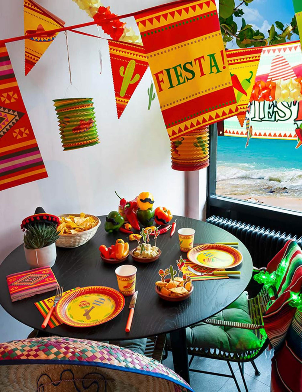 Vedere de ansamblu a decorațiunilor de masă ale farfurilor mexicane