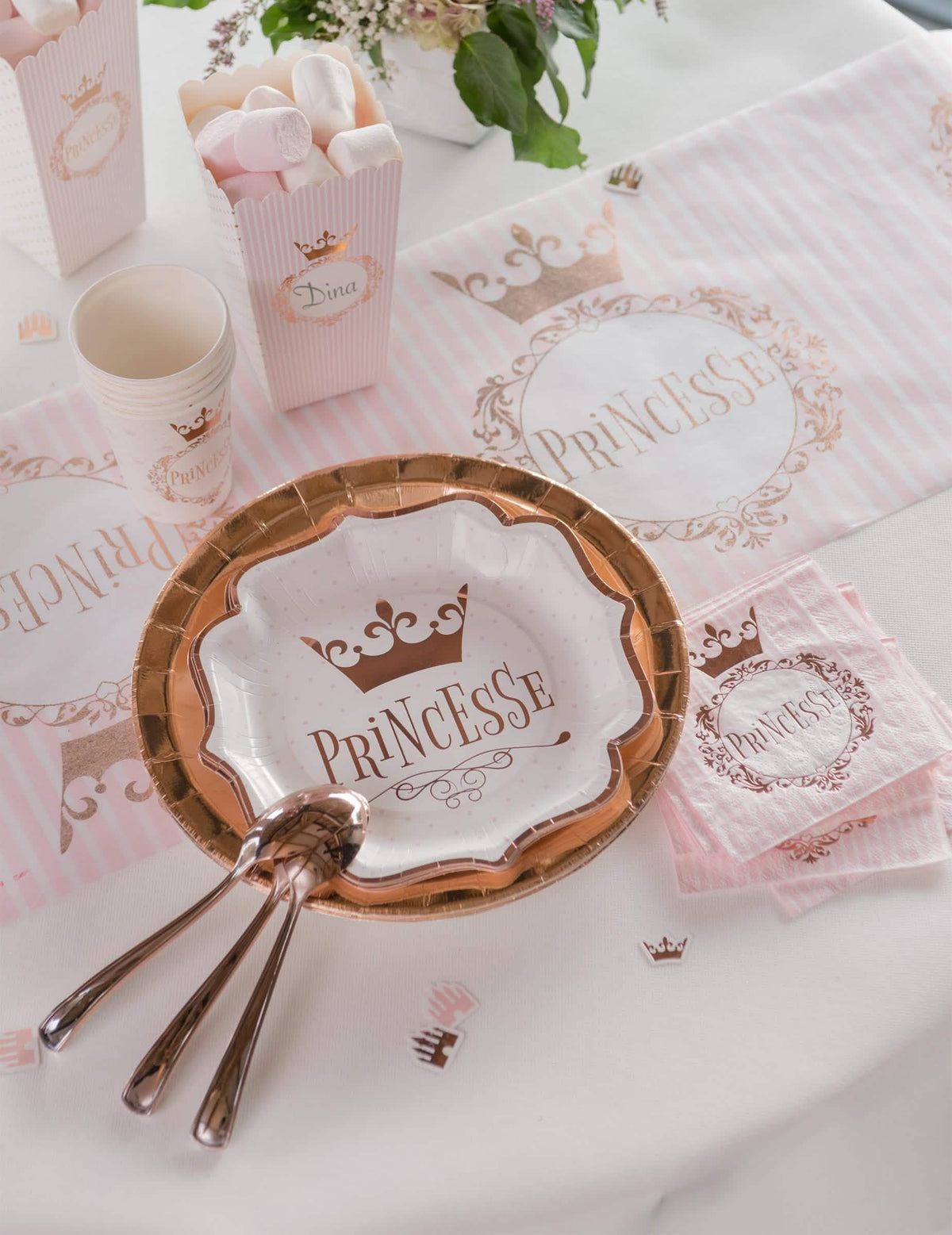 Mise en situation sur table de fête de l'assiette Princesse rose gold