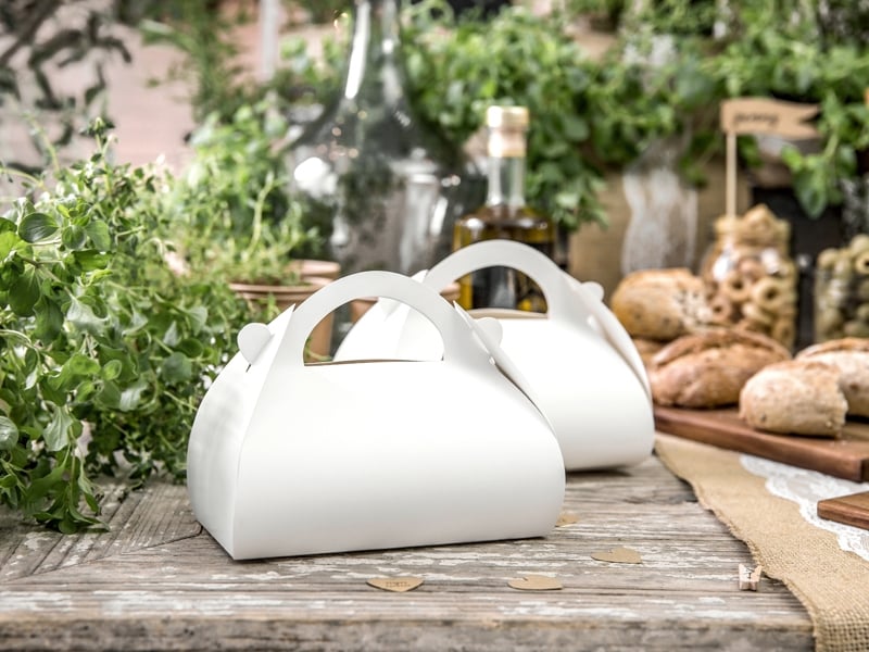 Mise en scène des 10 boîtes à gateaux en carton blanches avec anse