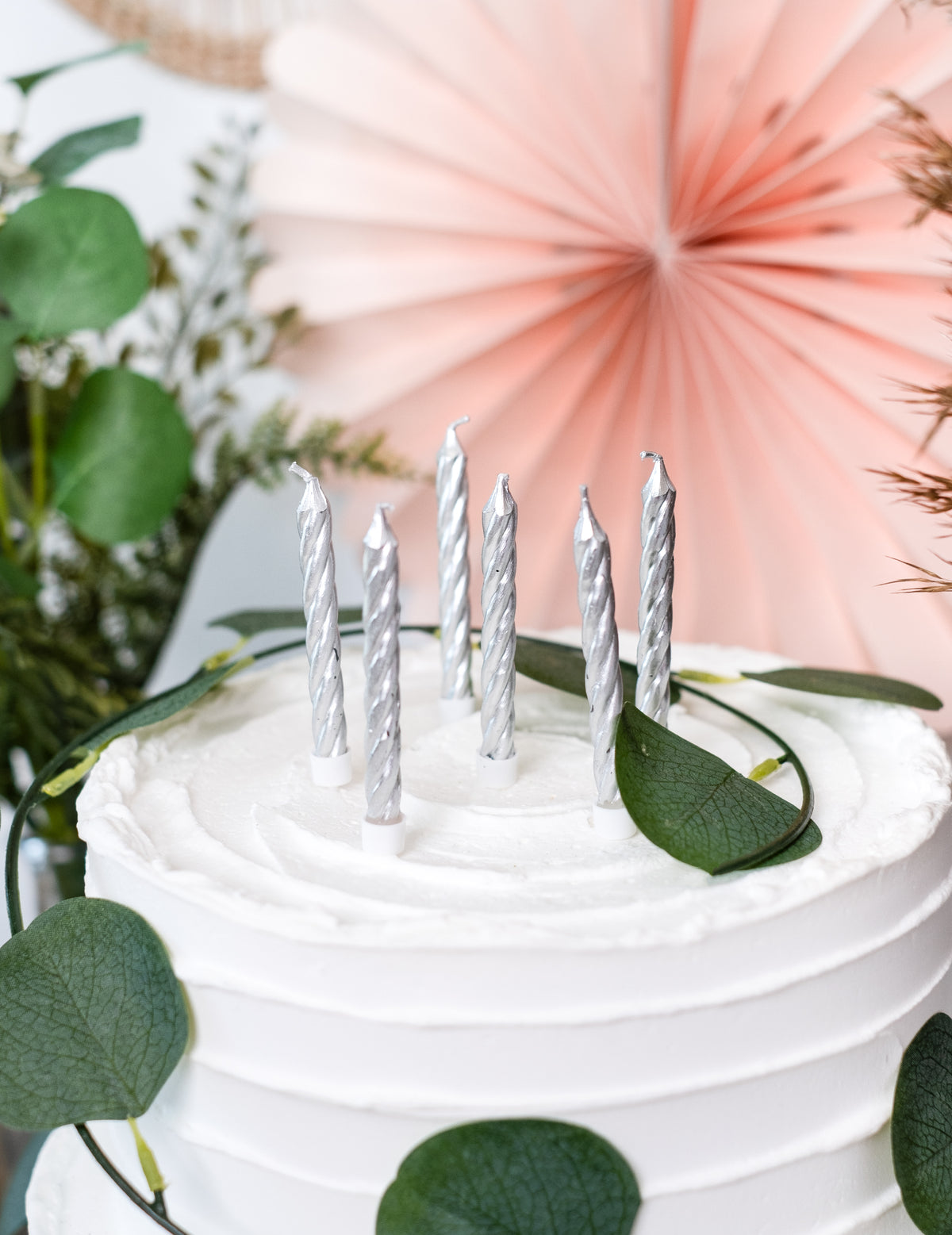 Gros plan sur les bougies d'anniversaire argentées avec bobèches