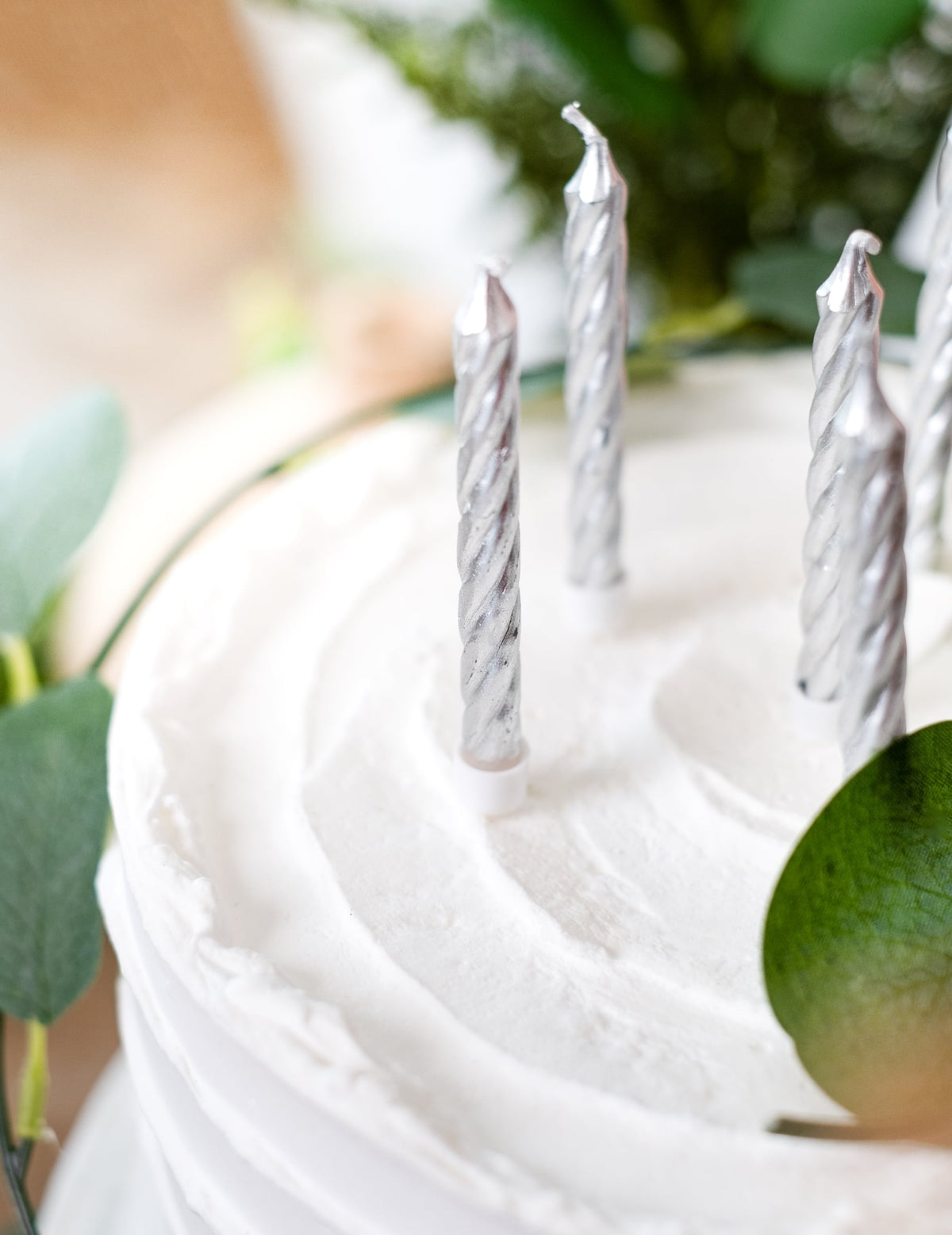 Détail de la forme torsadée des 10 bougies d'anniversaire argentées avec bobèches