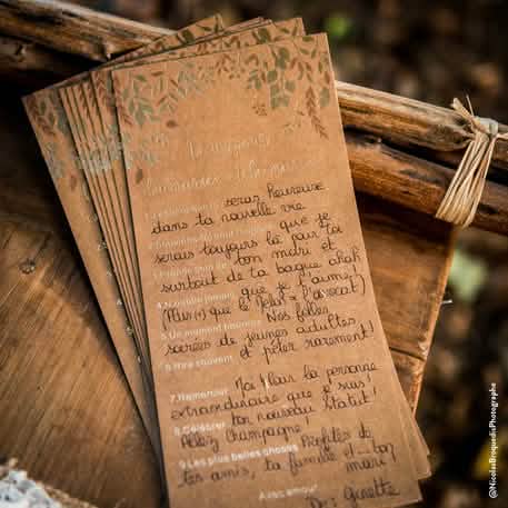 Prim-plan asupra textului completat al felicitărilor de nuntă pentru miri, kraft și bronz, de completat