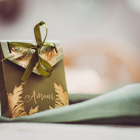 10 cutii de carton kaki pampas cu garnitură aurie, design „Love Wedding” și panglică