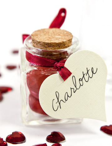 10 etichete inimioare albe 5 x 4,5 cm cu decupaj pentru panglică 