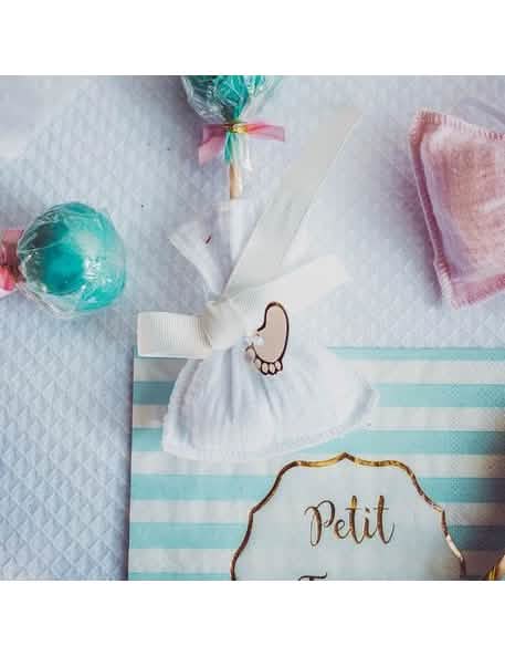 Punerea în scenă a etichetelor mică minune pentru baby shower roz și auriu cu panglici