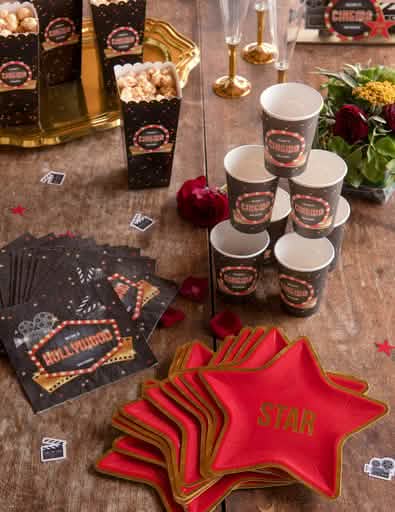 Amenajare festivă pe o masă cu pahare de carton hollywood