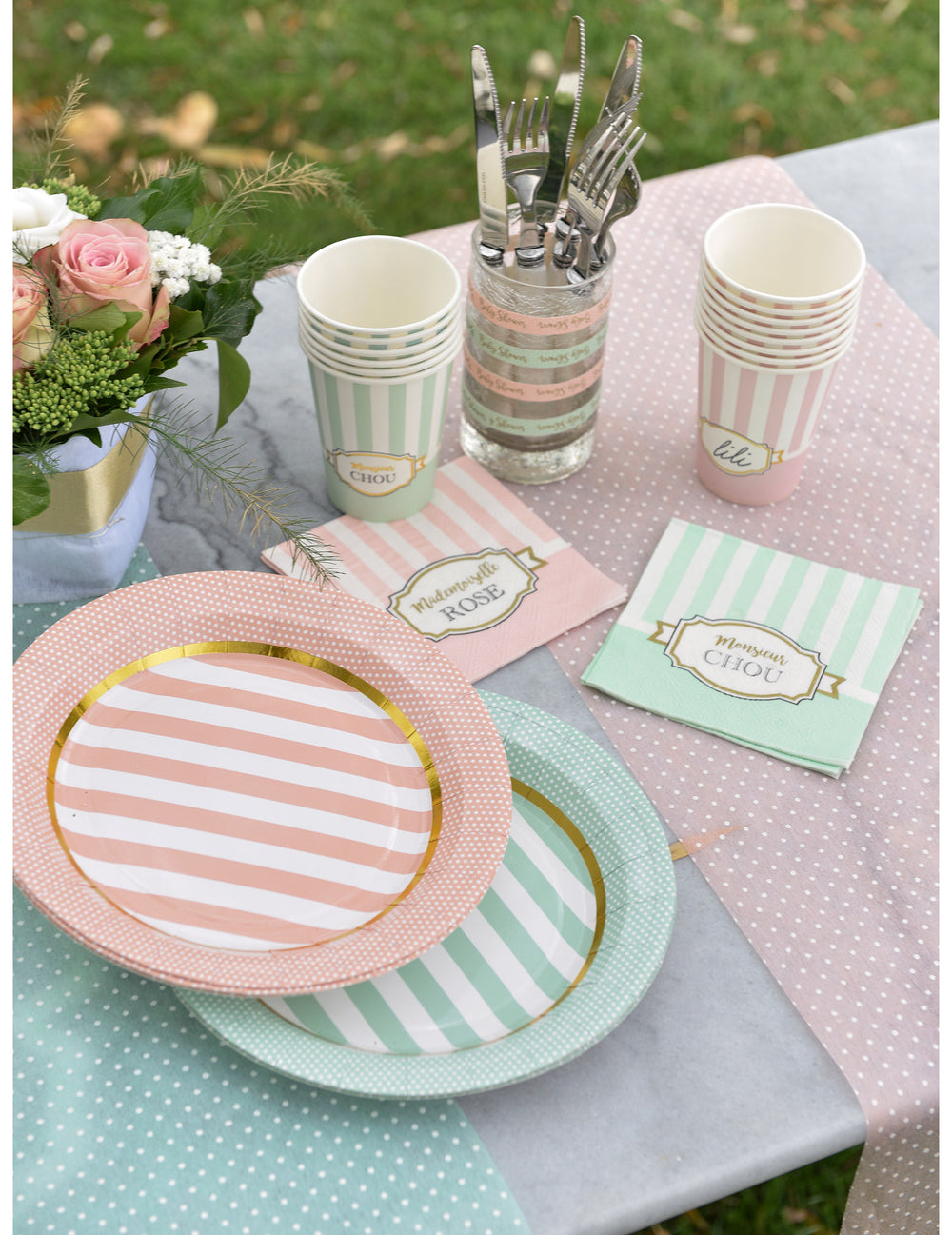 Mise en situation sur une table des gobelets en carton Monsieur Chou pour baby shower