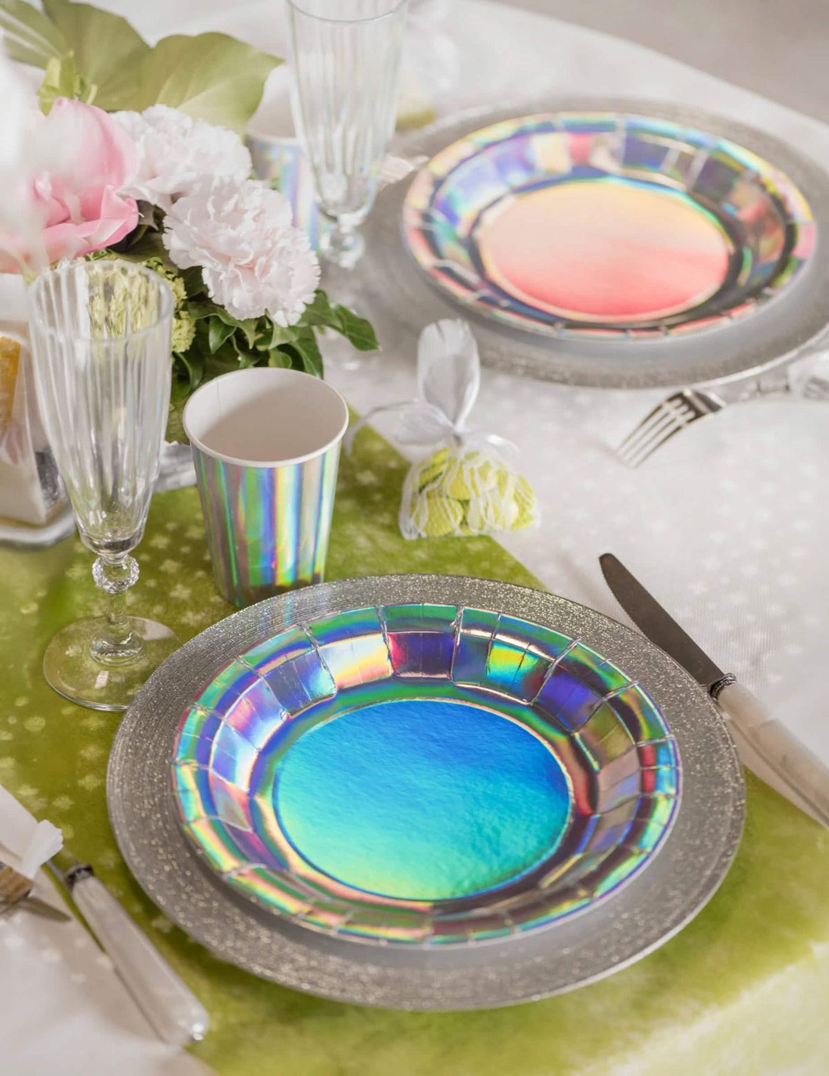 Aranjate pe o masă de petrecere, pahare din carton iridescent pentru petrecere