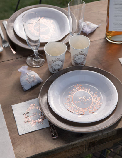 Mise en situation sur une table de fête des gobelets en carton Just Married