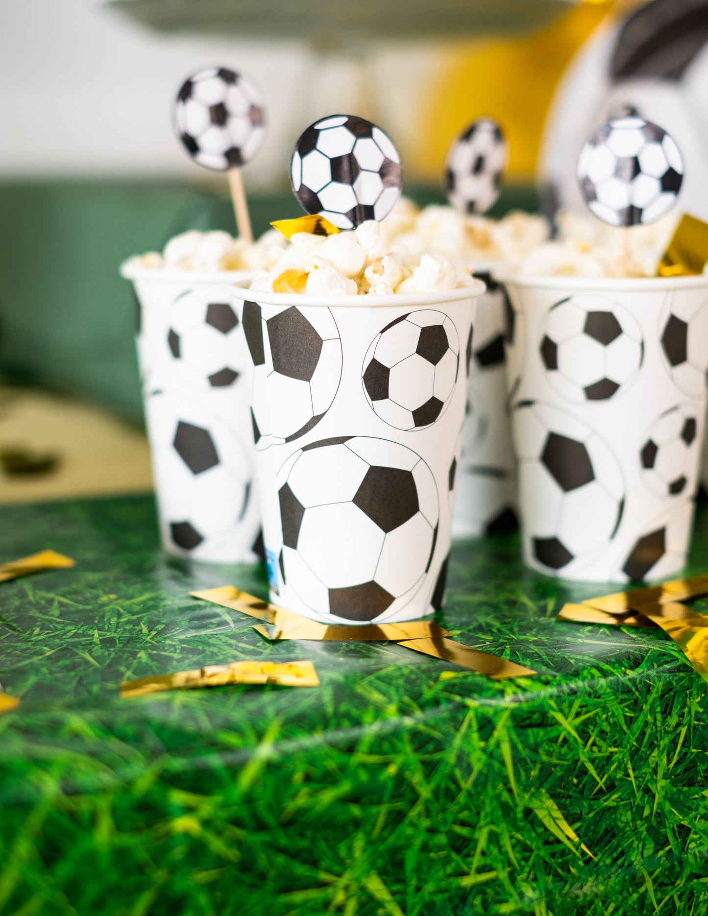 Mise en situation avec popcorn du gobelet en carton ballon football
