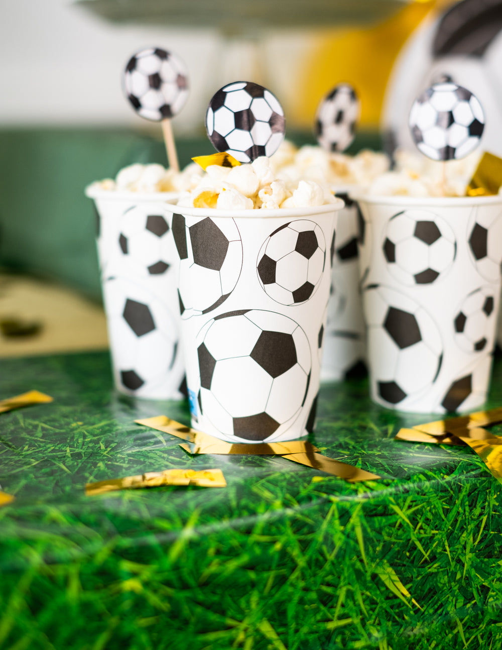 Mise en situation avec popcorn du gobelet en carton ballon football