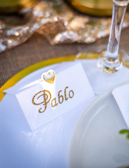 10 cartonașe de loc albe cu o inimă mică aurie, 20 x 10 cm cm în relief