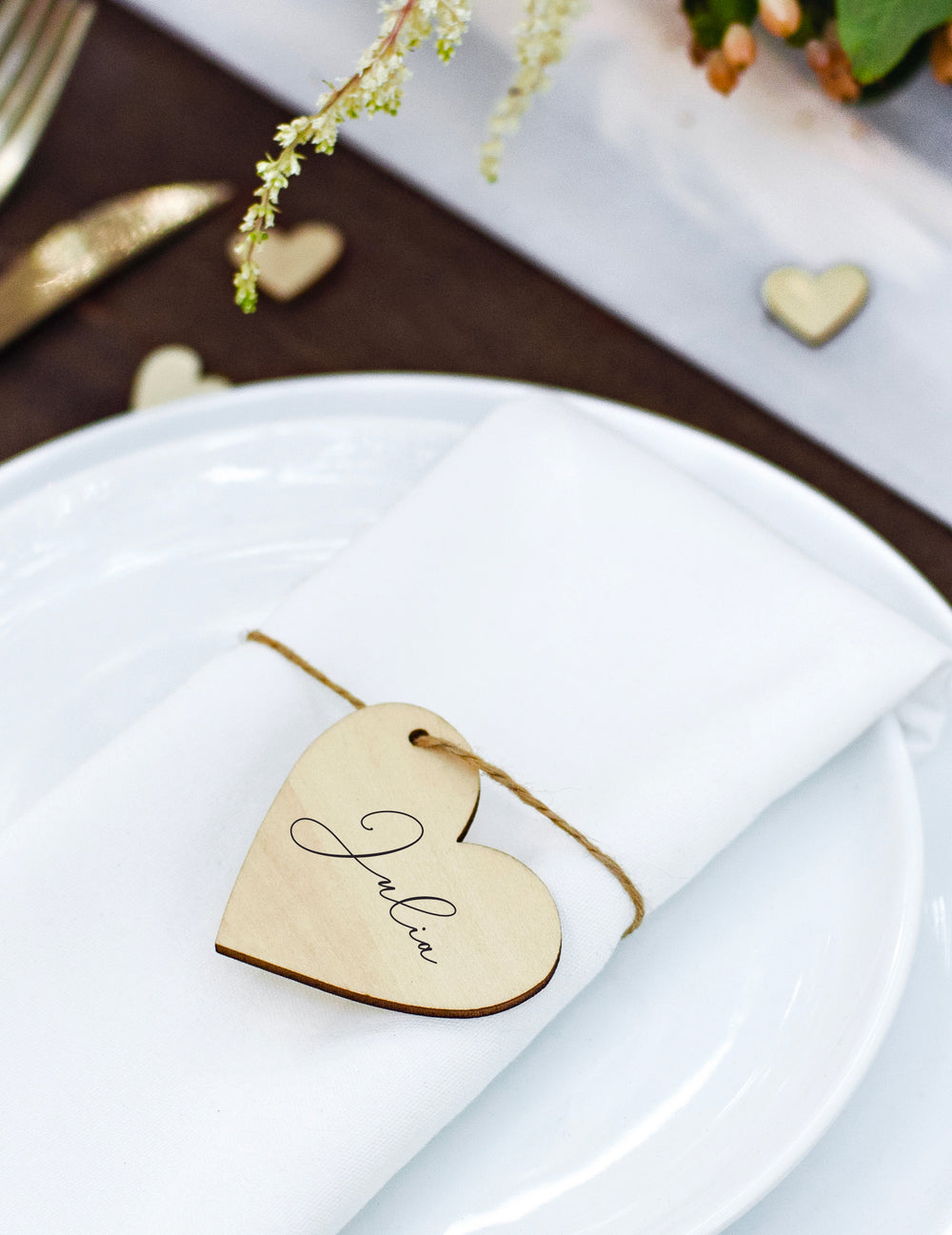 Mise en situation sur table du marque-place cœur en bois naturel avec ficelle