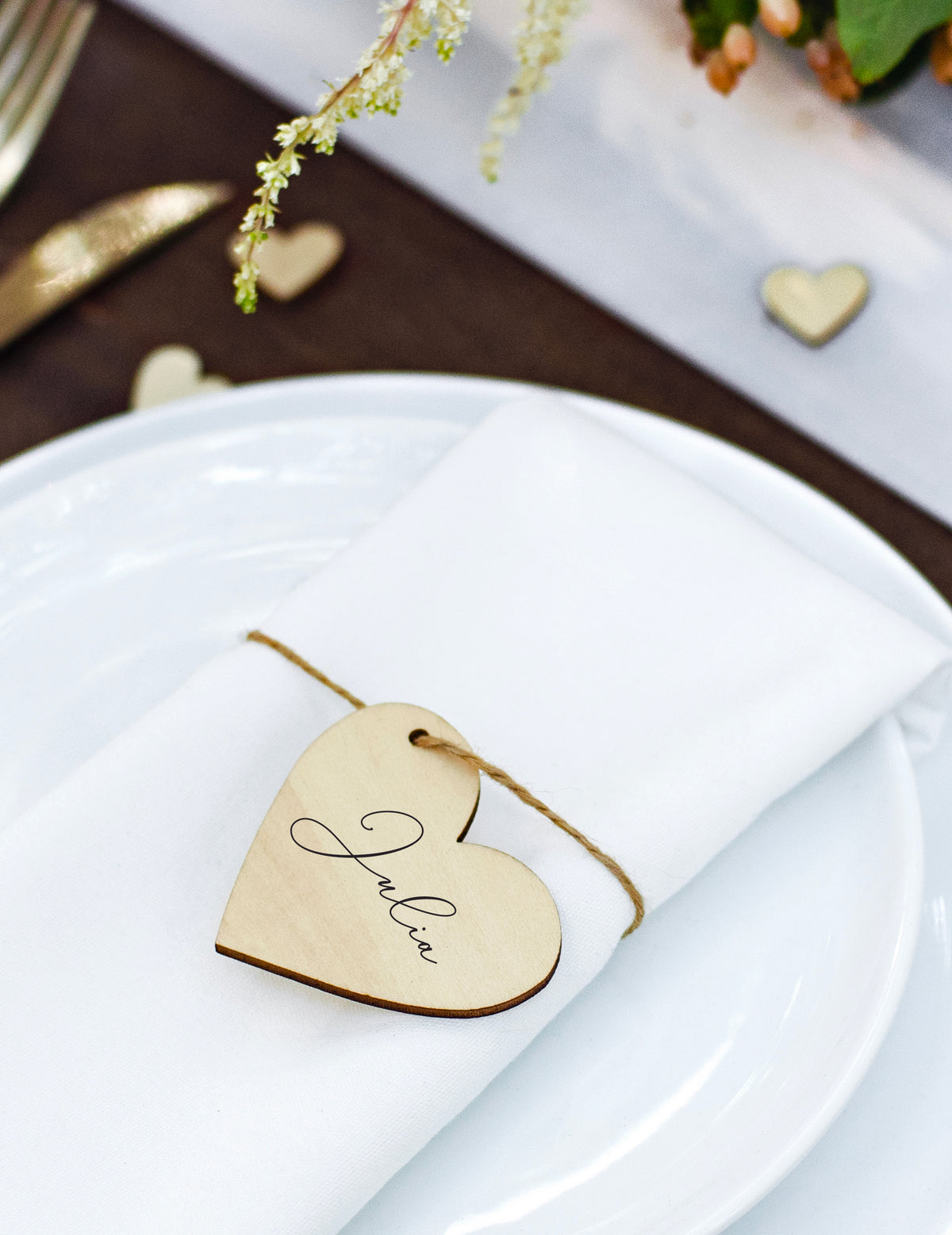 Mise en situation sur table du marque-place cœur en bois naturel avec ficelle