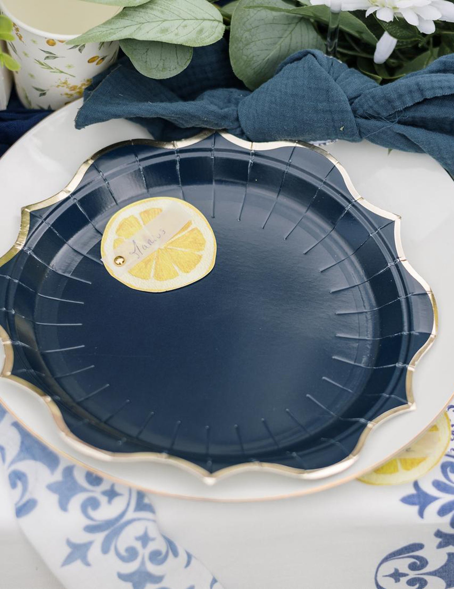 Mise en situation sur une assiette du marque-place en papier Citron