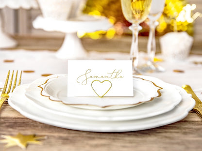 Mise en situation sur une table du marque-place cœur pour mariage doré