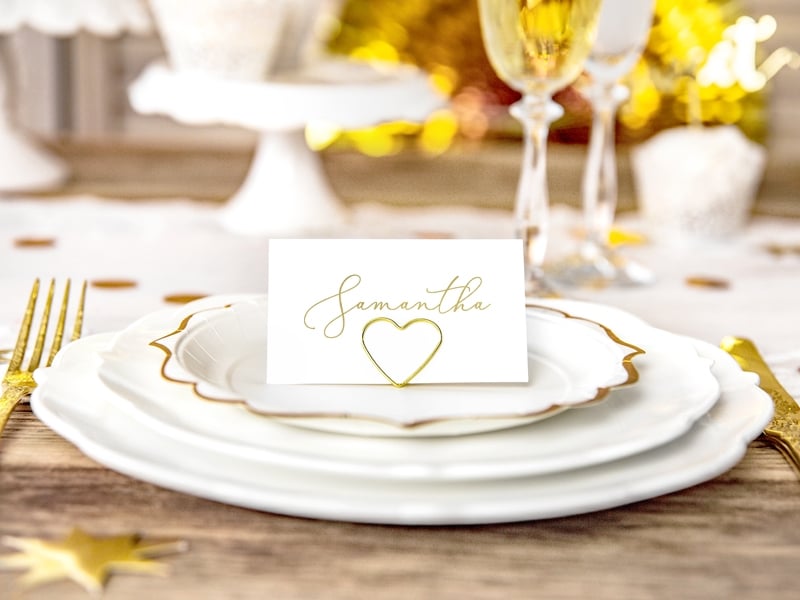 Mise en situation sur une table du marque-place cœur pour mariage doré