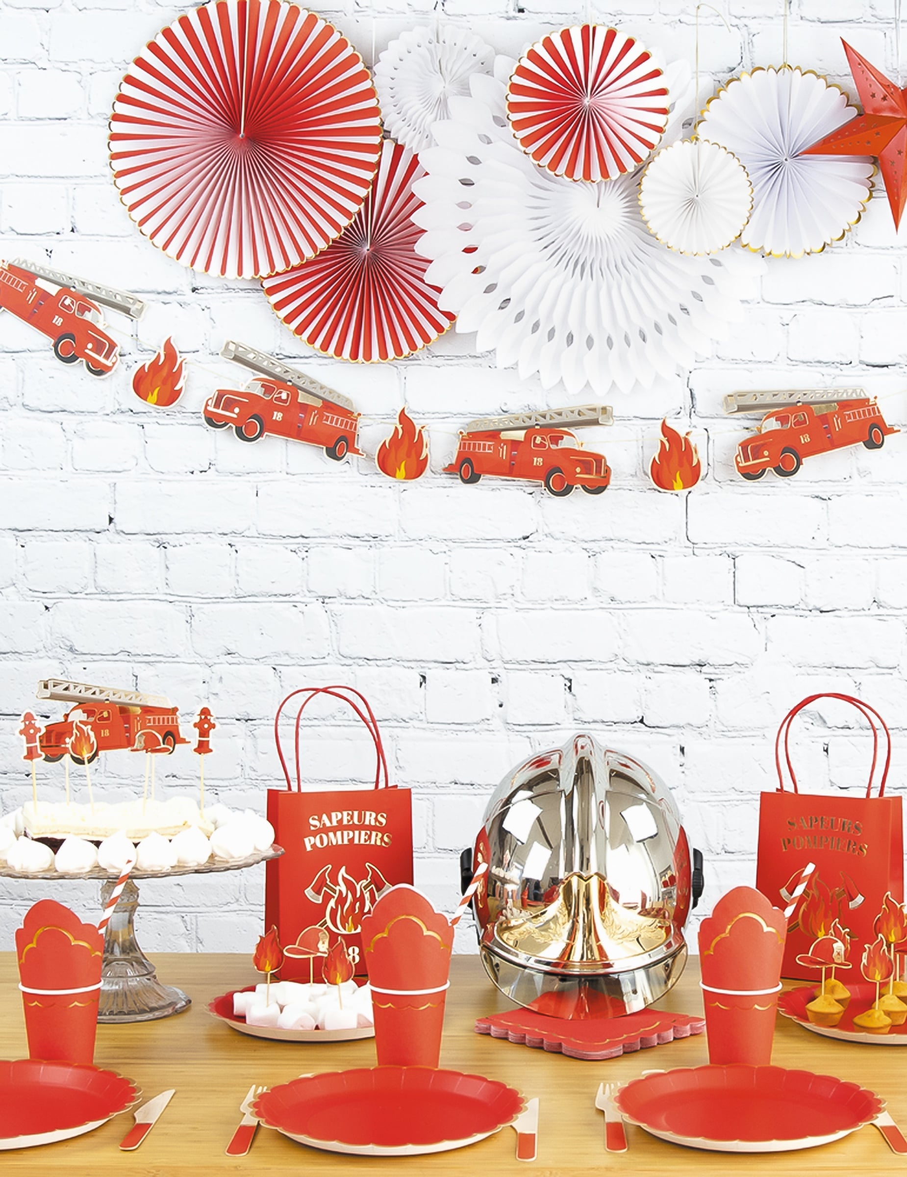 Mise en situation sur une table de fête des pailles en carton Pompier rouges