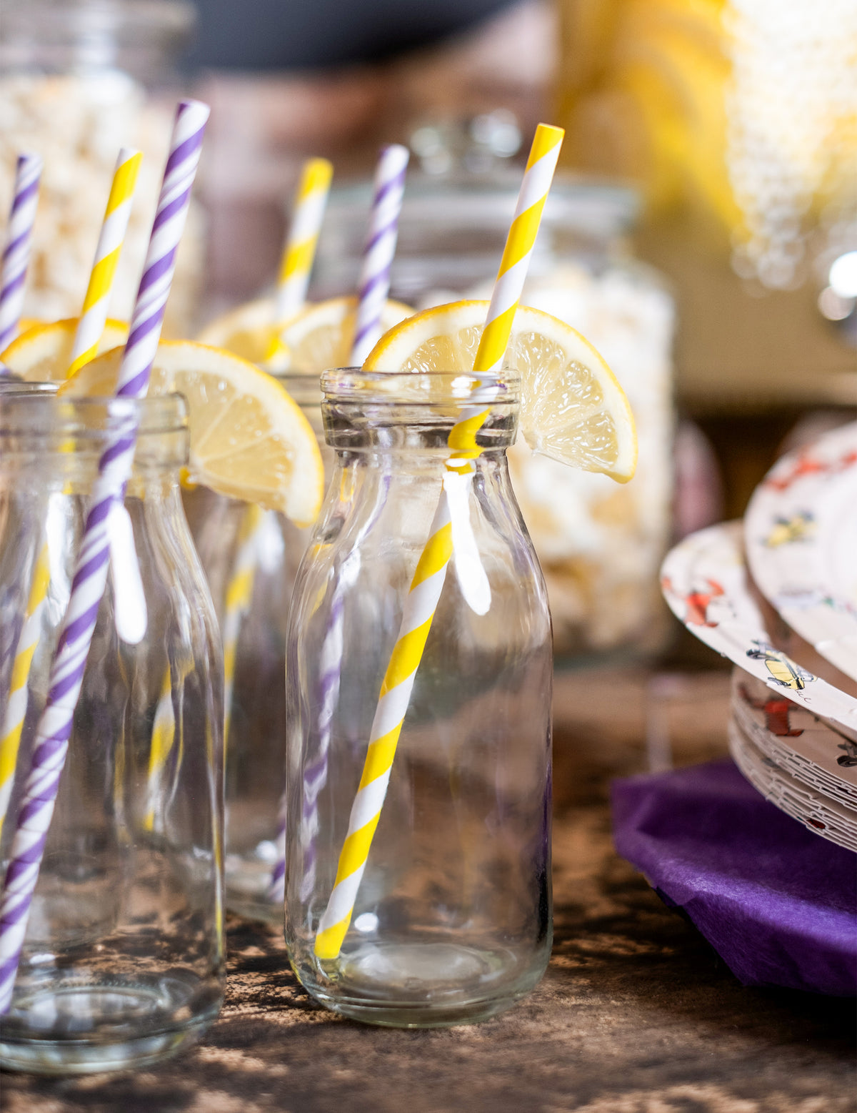 Mise en scène festive sur une table des pailles en carton rayées pour cocktails