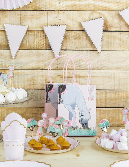 Mise en situation sur une table de fête des pics à cocktail cheval équitation