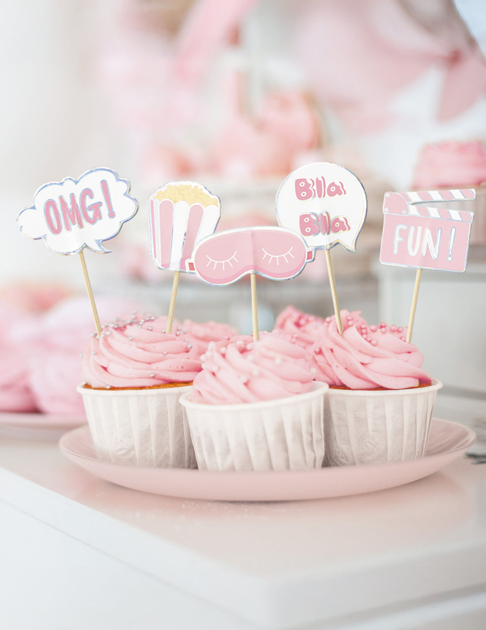 Détail des motifs sur des cupcakes des pics à cocktail pyjama party