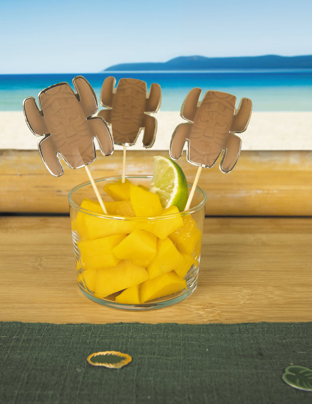 Mise en scène avec des morceaux de mangue des pics en bois totem aventurier