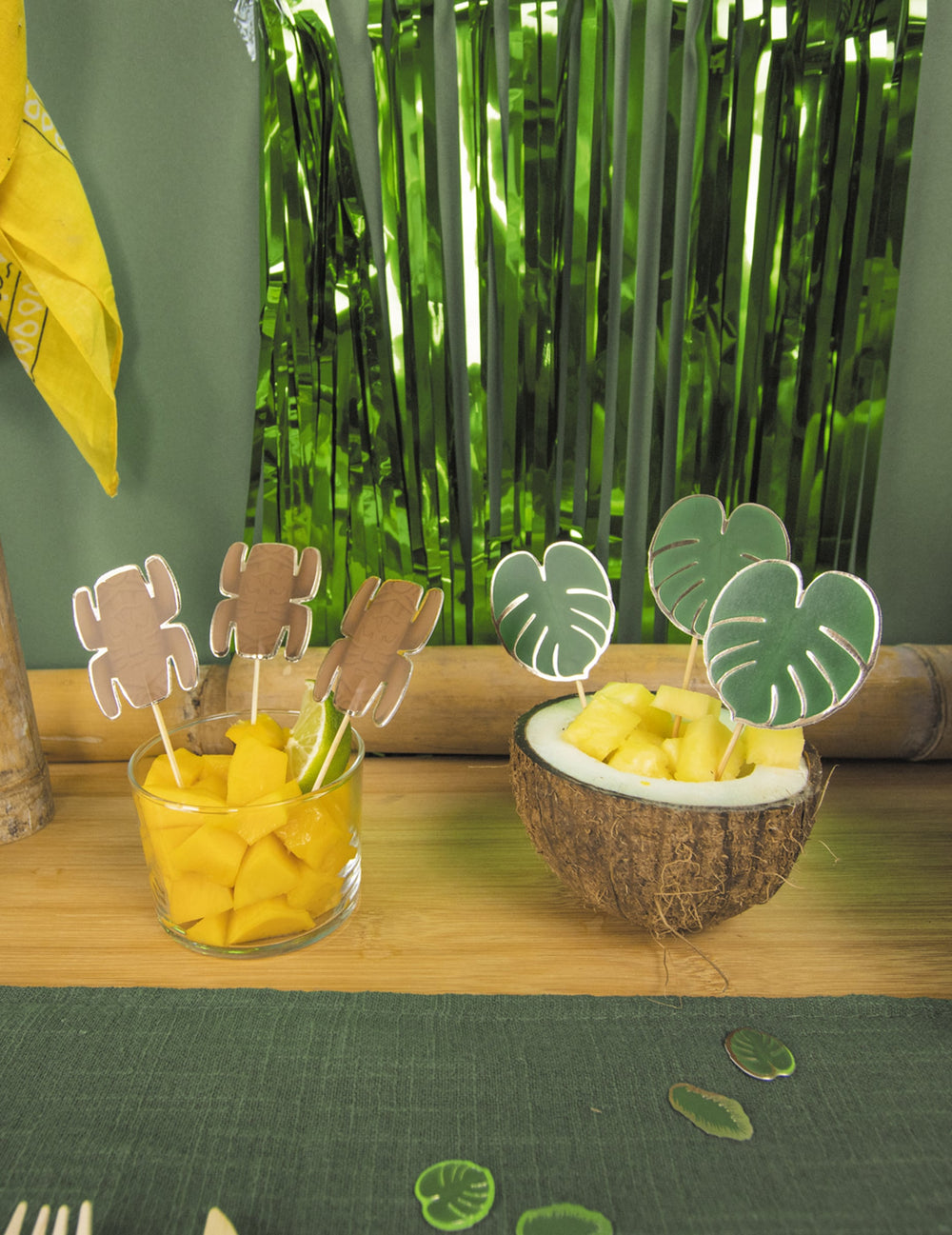 Pics en bois totem aventurier pour fête marron et vert avec feuilles