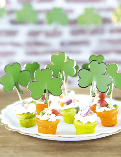 Vue d'ensemble sur un plateau de bouchées apéritives des pics en bois trèfle Saint Patrick
