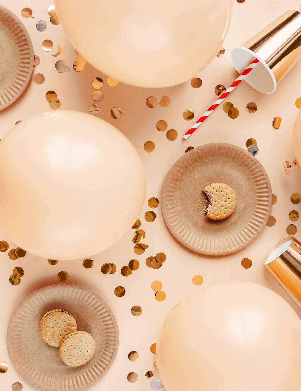 Vue de dessus de la décoration de table des ballons en latex pastel pour fête pêche