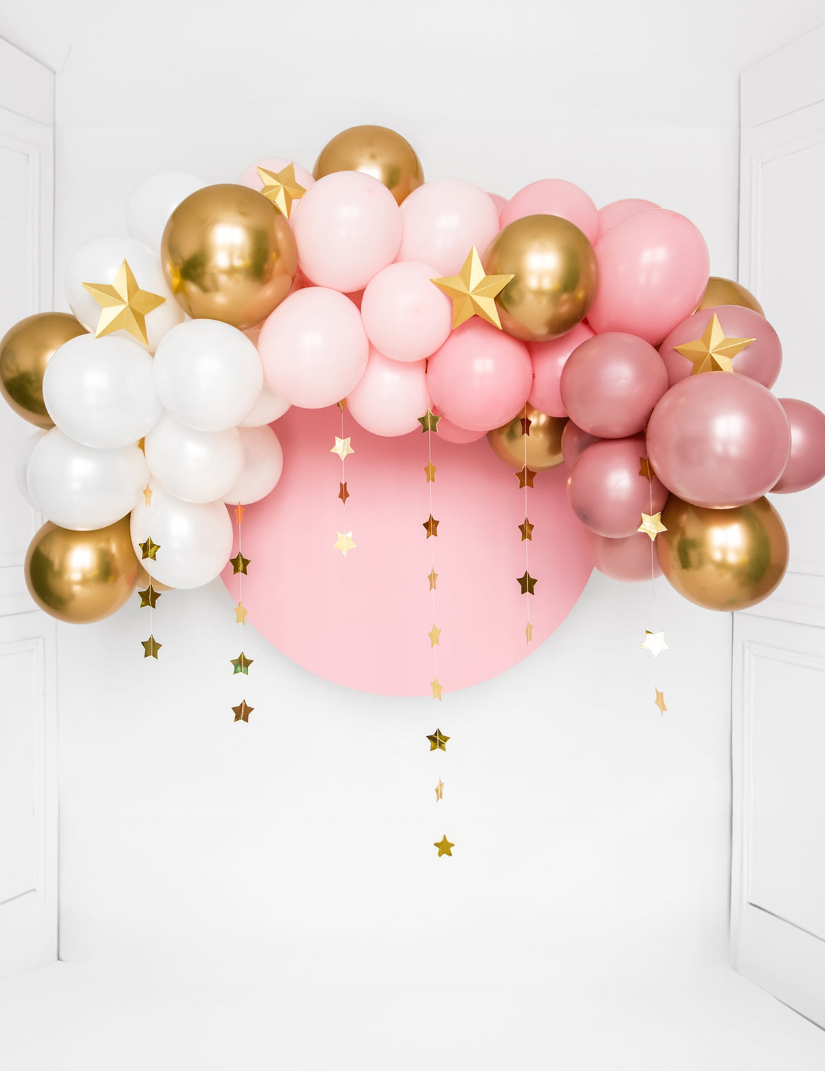 Mise en scène décorative des ballons en latex pastel pour décoration rose