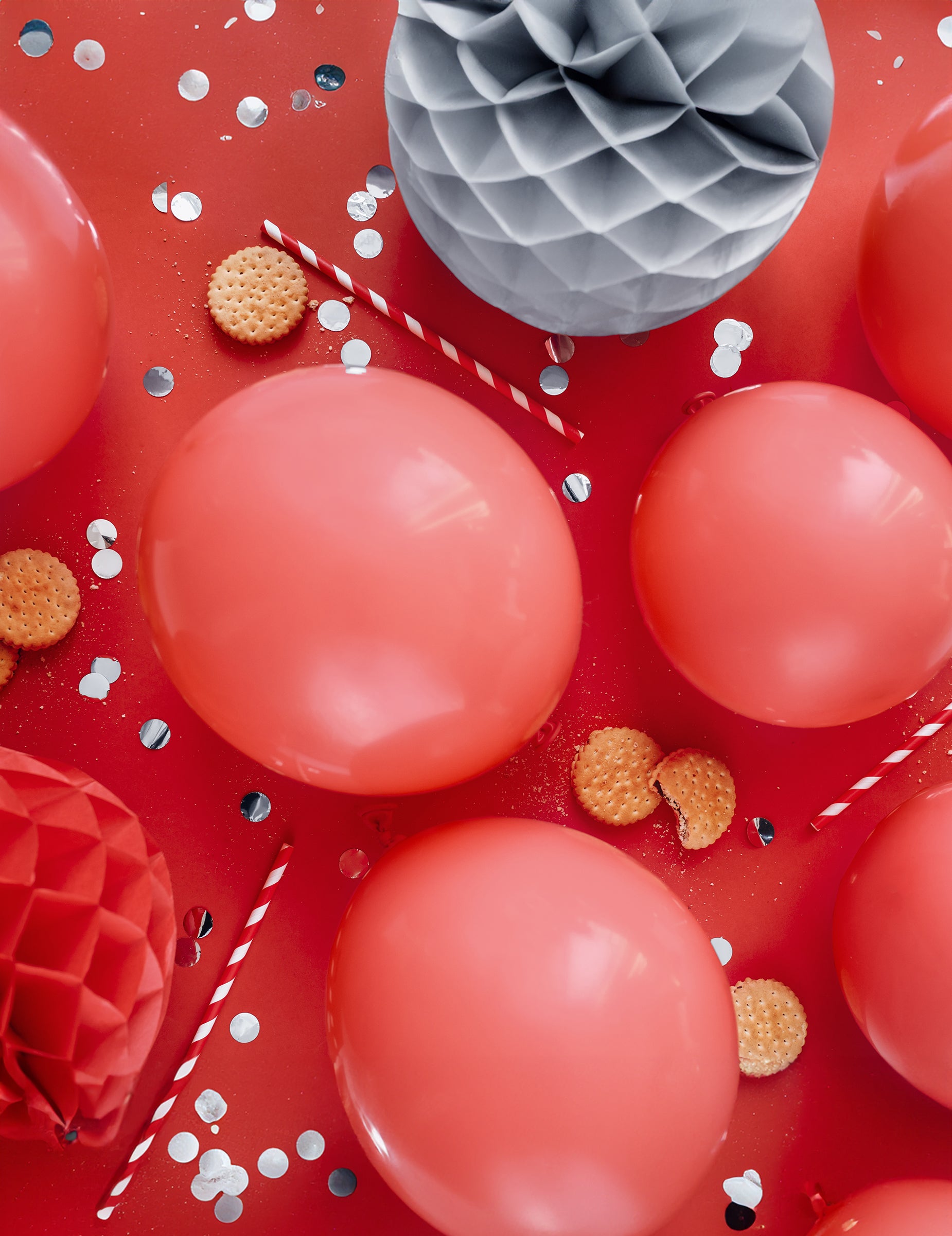 Mise en situation festive des ballons en latex pastel pour décoration rouge en caoutchouc naturel