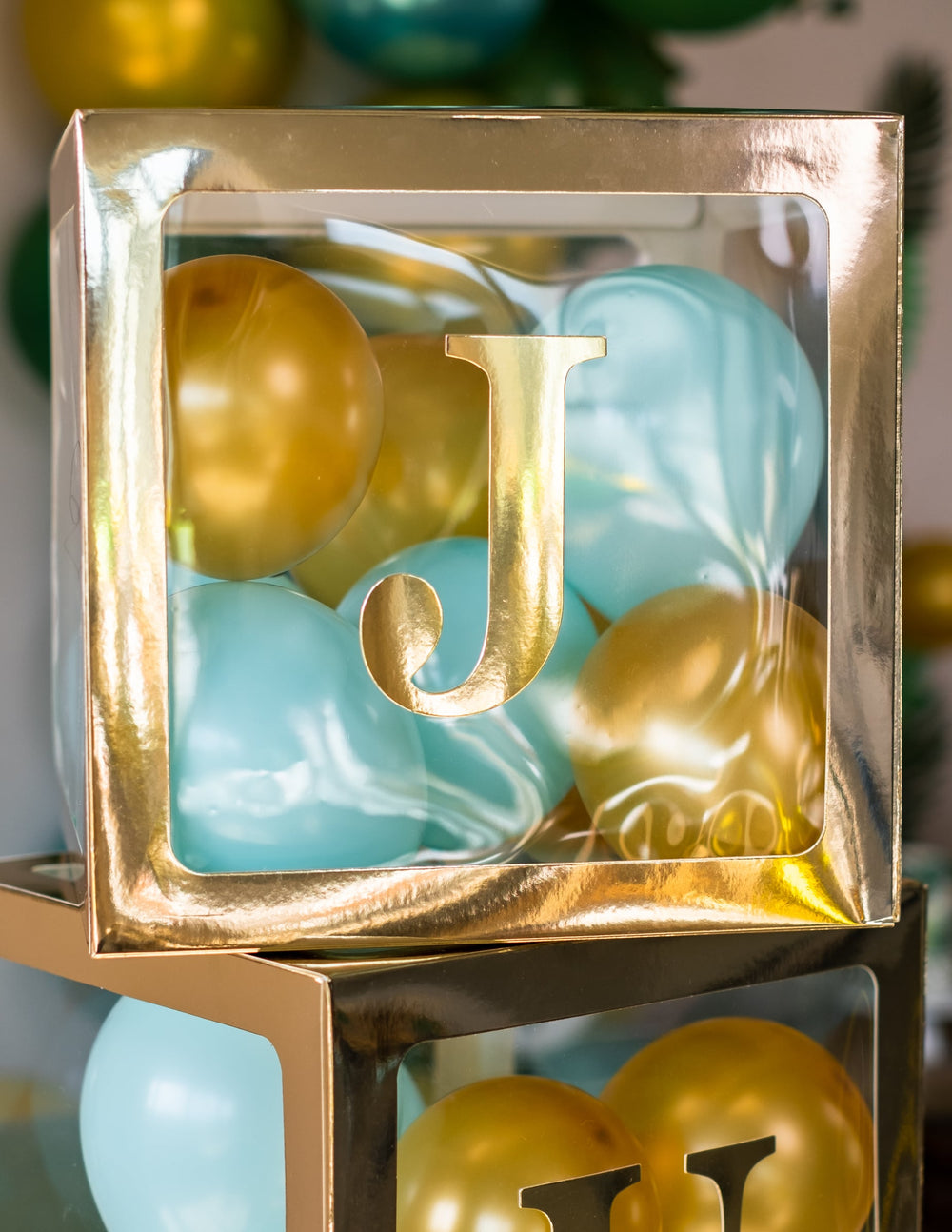 Utilisation dans un cube décoratif doré des mini ballons latex pour arche et cubes menthe pastel