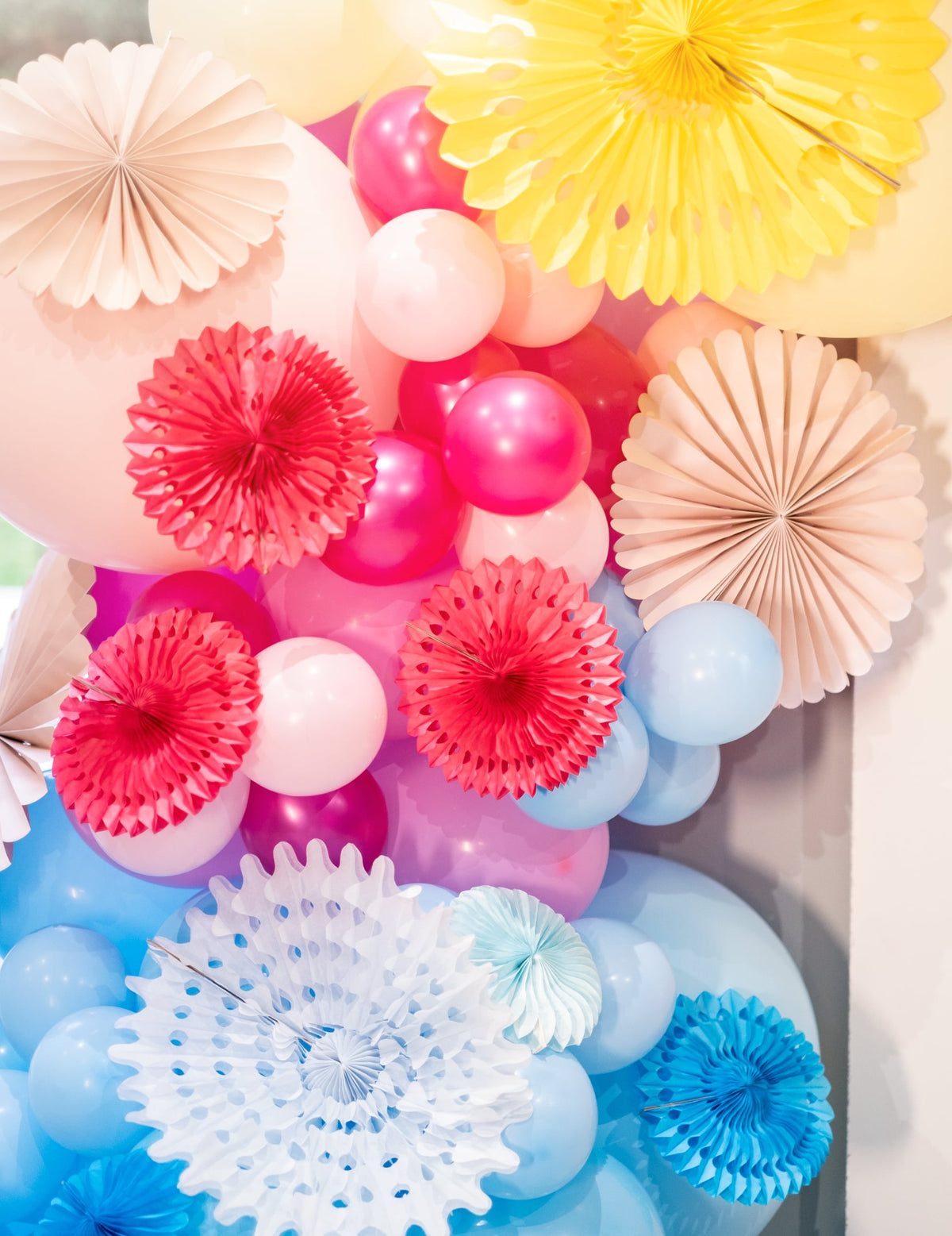 Mise en scène de décoration des mini ballons latex métallisés pour fête