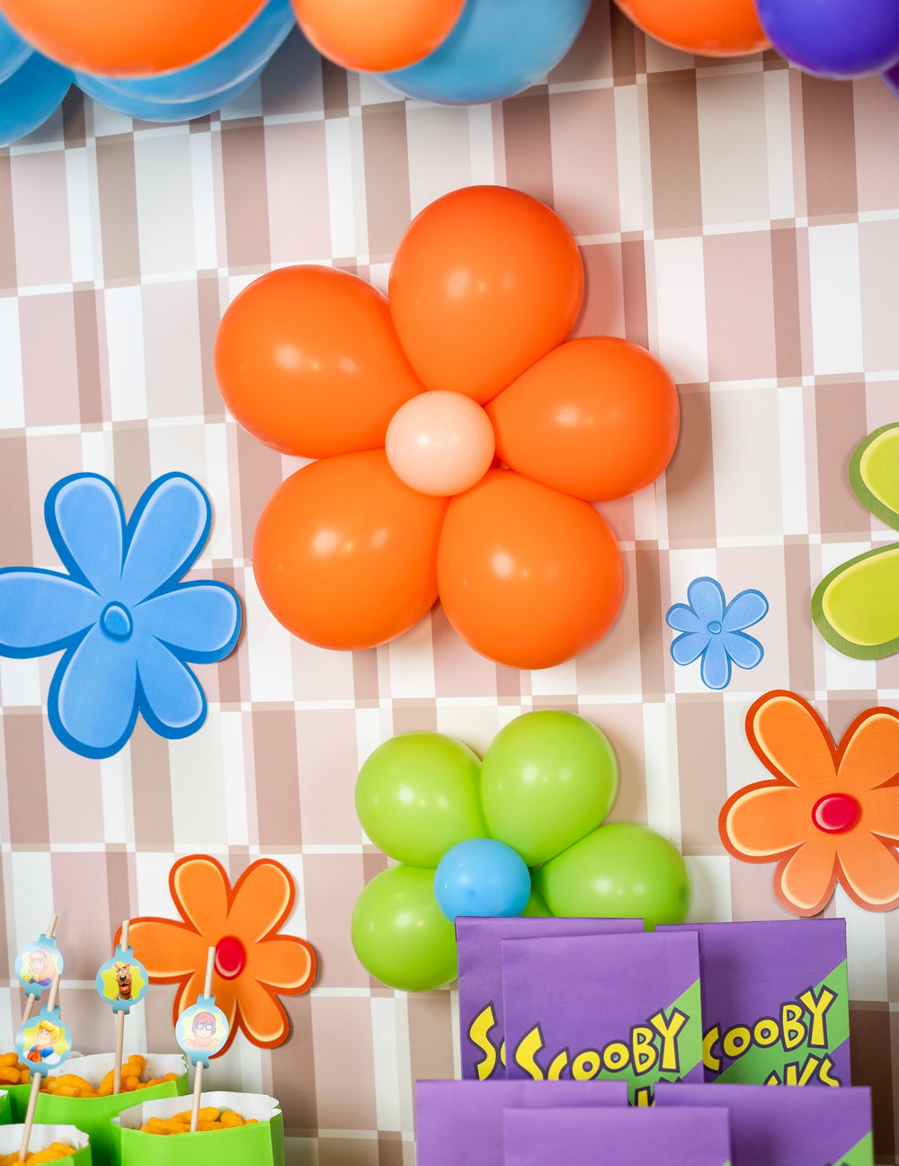 Mise en situation en forme de fleur des mini ballons latex décoration fête pêche pastel