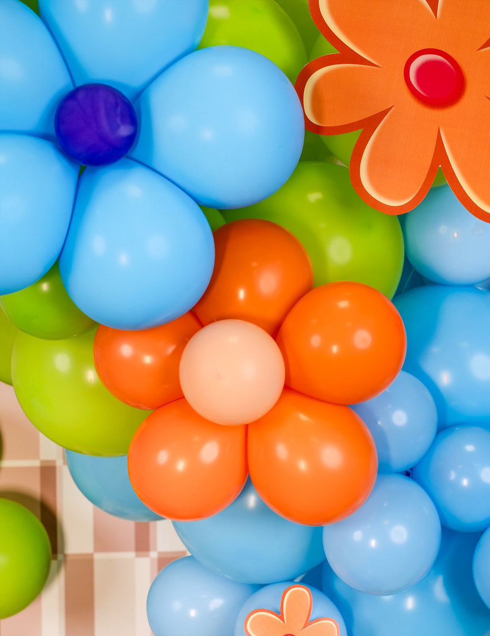 Gros plan sur l'assemblage en fleur des mini ballons latex décoration fête pêche pastel