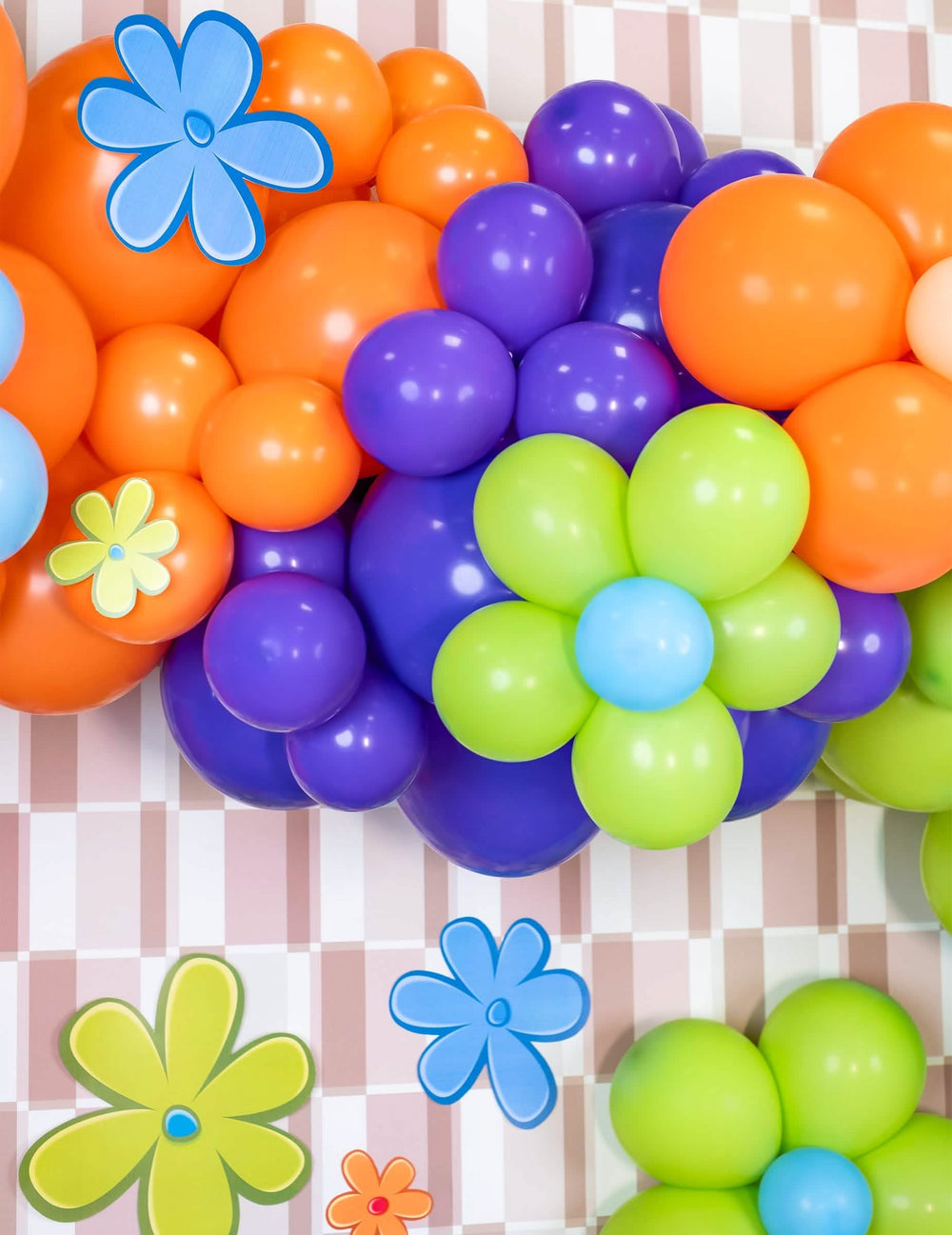 Detaliu al arcului de baloane înflorite din mini balon din latex decor aniversare