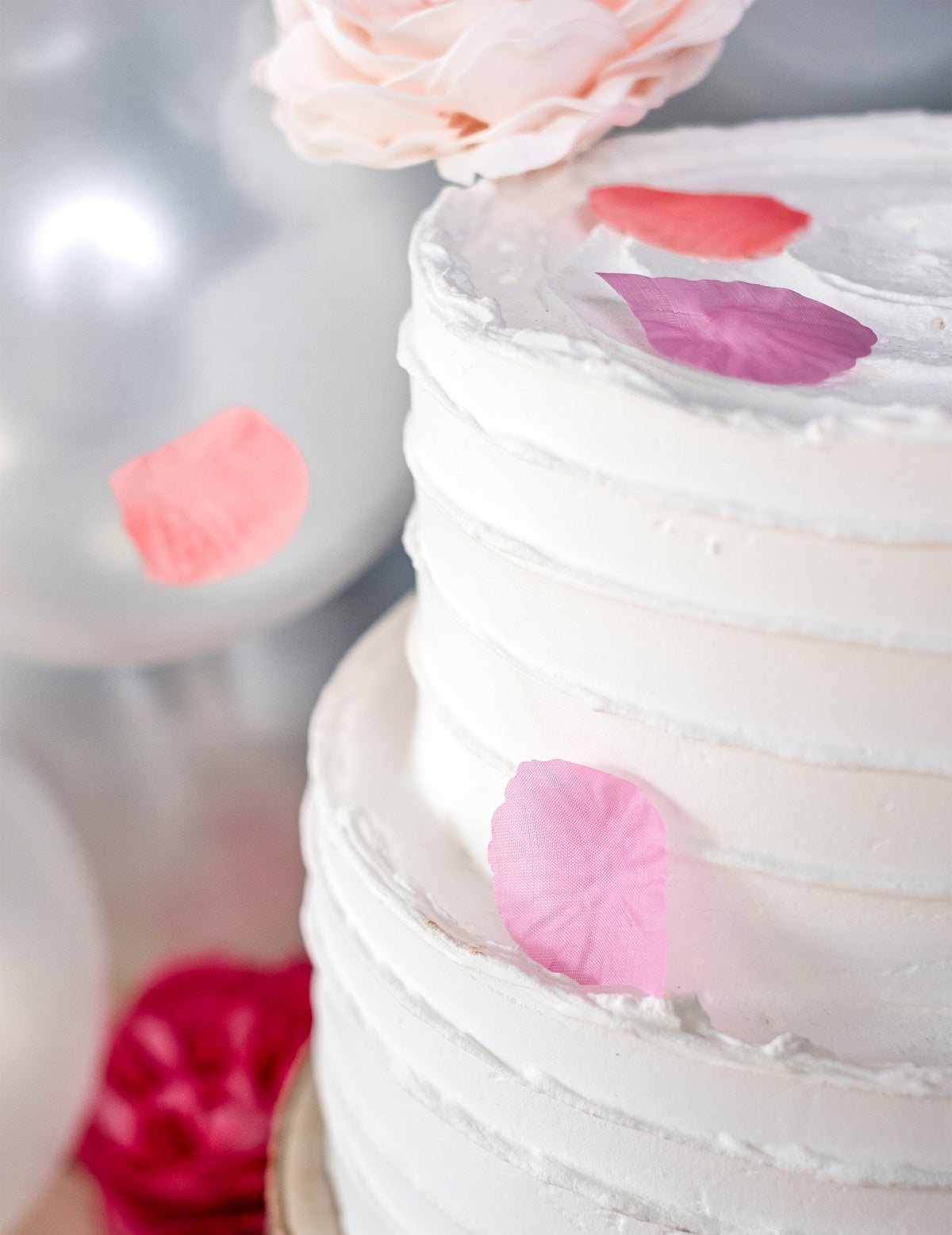 Mise en situation sur un gâteau des pétales de rose pour mariage fuchsia en tissu
