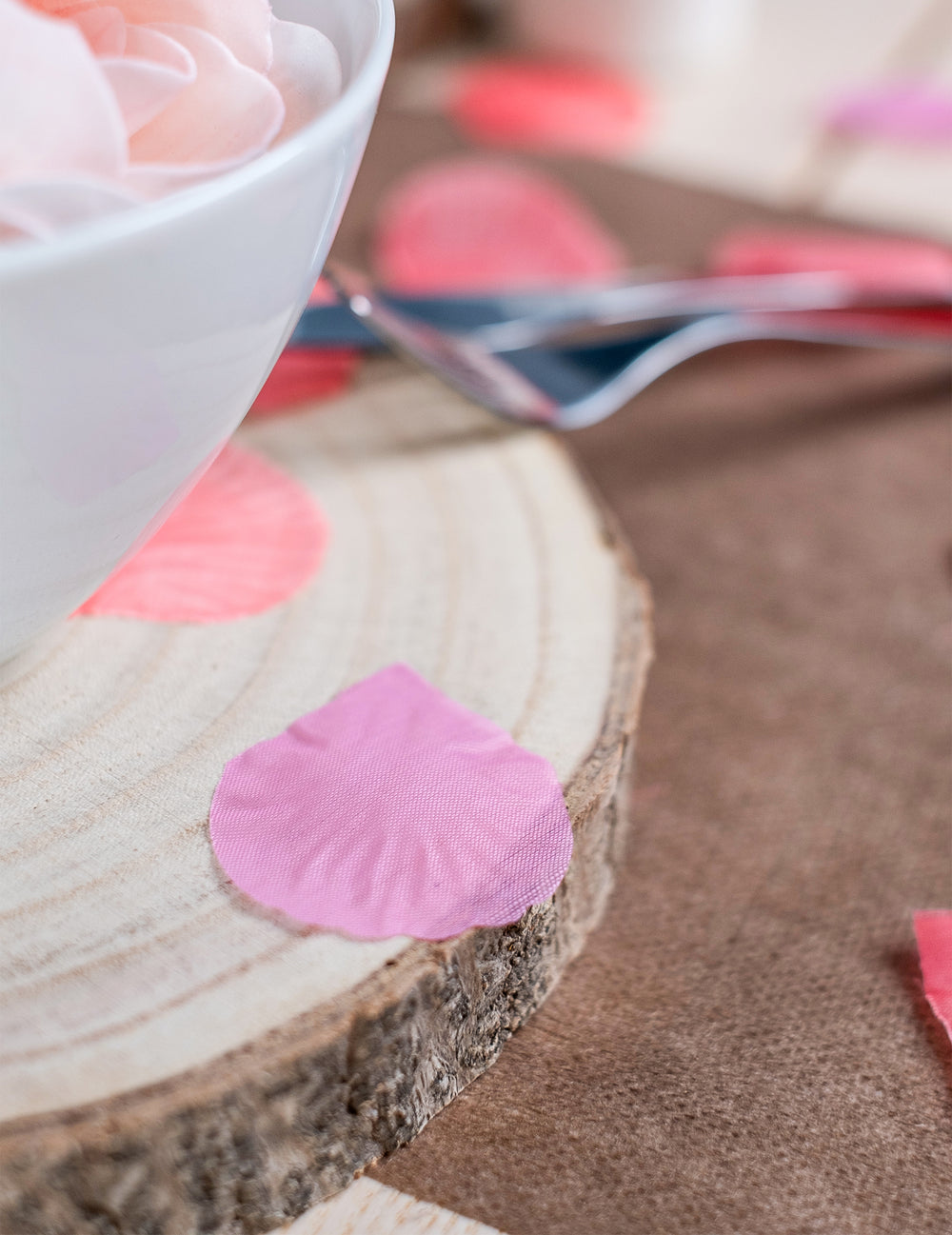Détail d'un pétale sur une rondelle de bois des pétales de rose pour mariage fuchsia en tissu