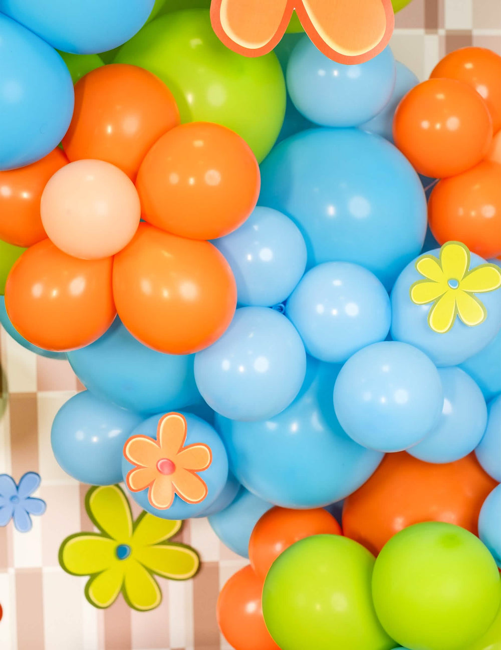 Detaliu al florilor decorative de pe balonul pentru petrecere