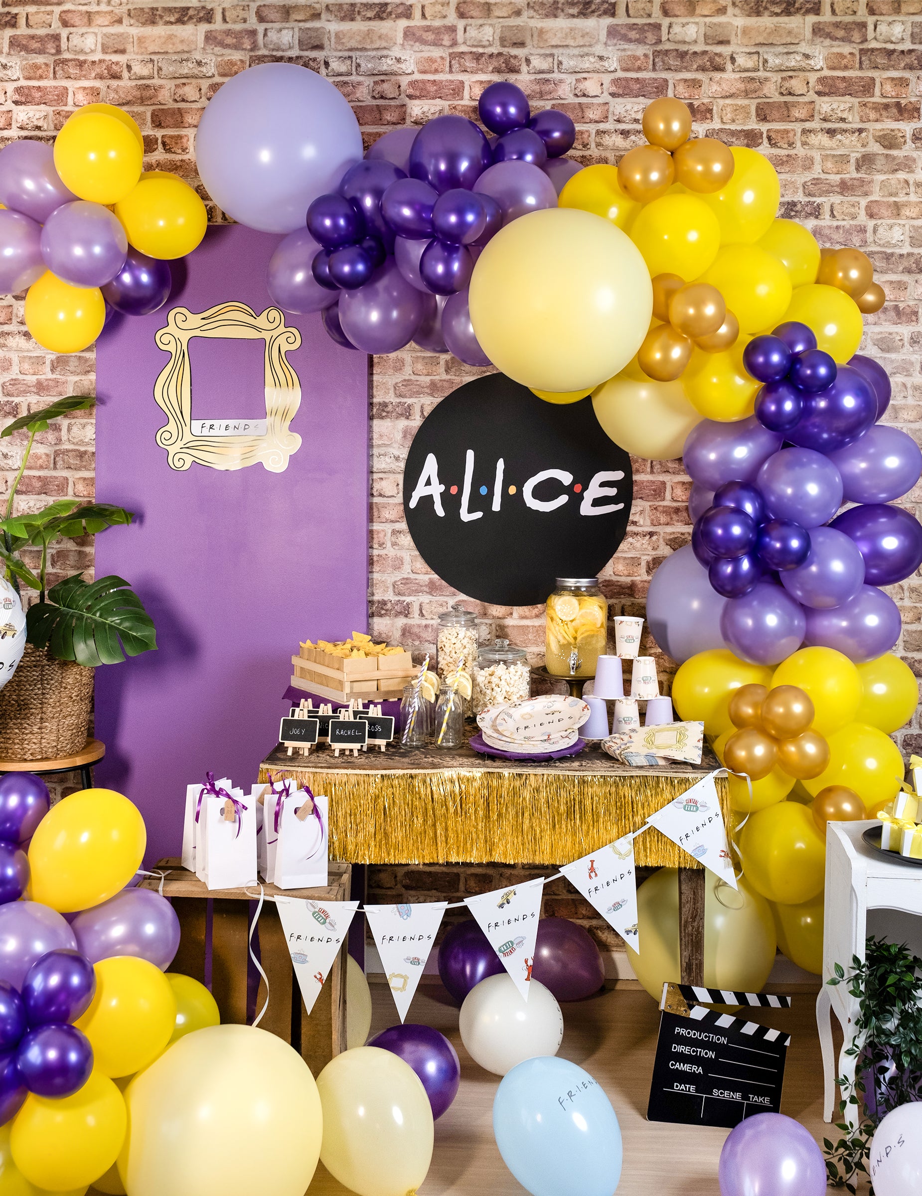 Ilustrare într-o arcadă de baloane cu baloane metalizate violet