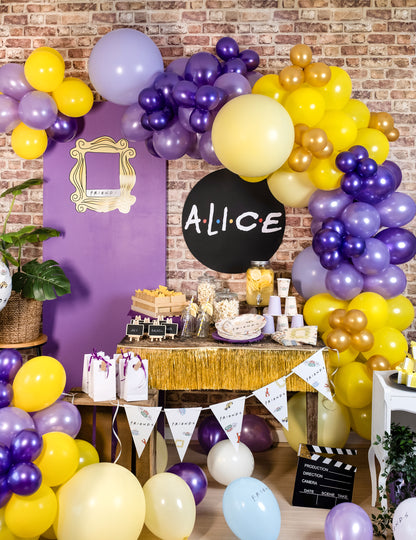 Ilustrare într-o arcadă de baloane cu baloane metalizate violet